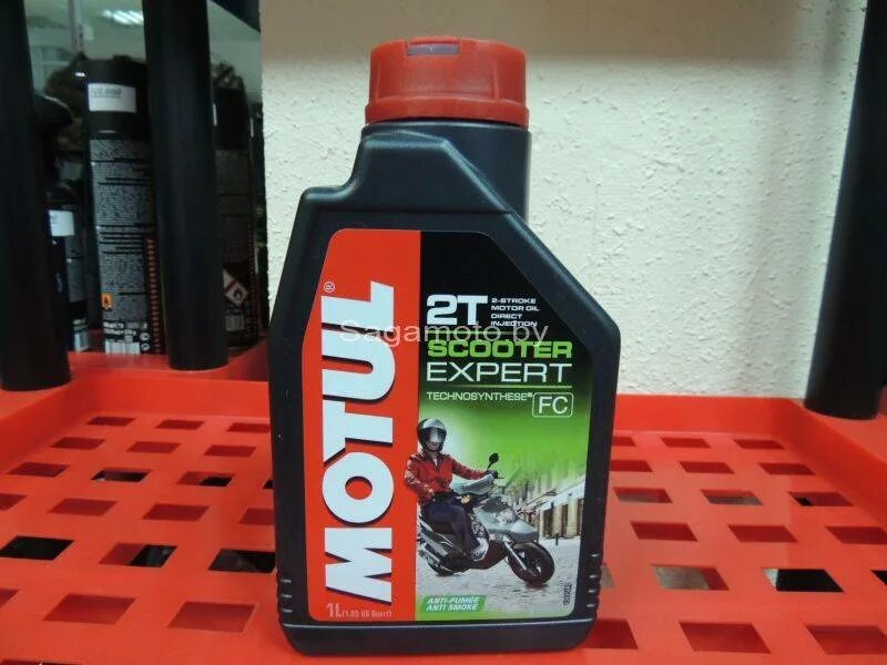 Сколько залить масла в мопед. Motul Scooter Expert 2т. Мотюль 2т полусинтетика для скутера. 2т масло для Honda Dio. Motul для скутера 2т.