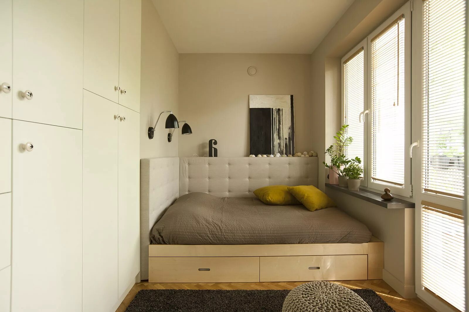 Кровать вдоль стены интерьер Moving Company Quotes & Tips to Plan Your Move MYMOVE Small apartment bedrooms,