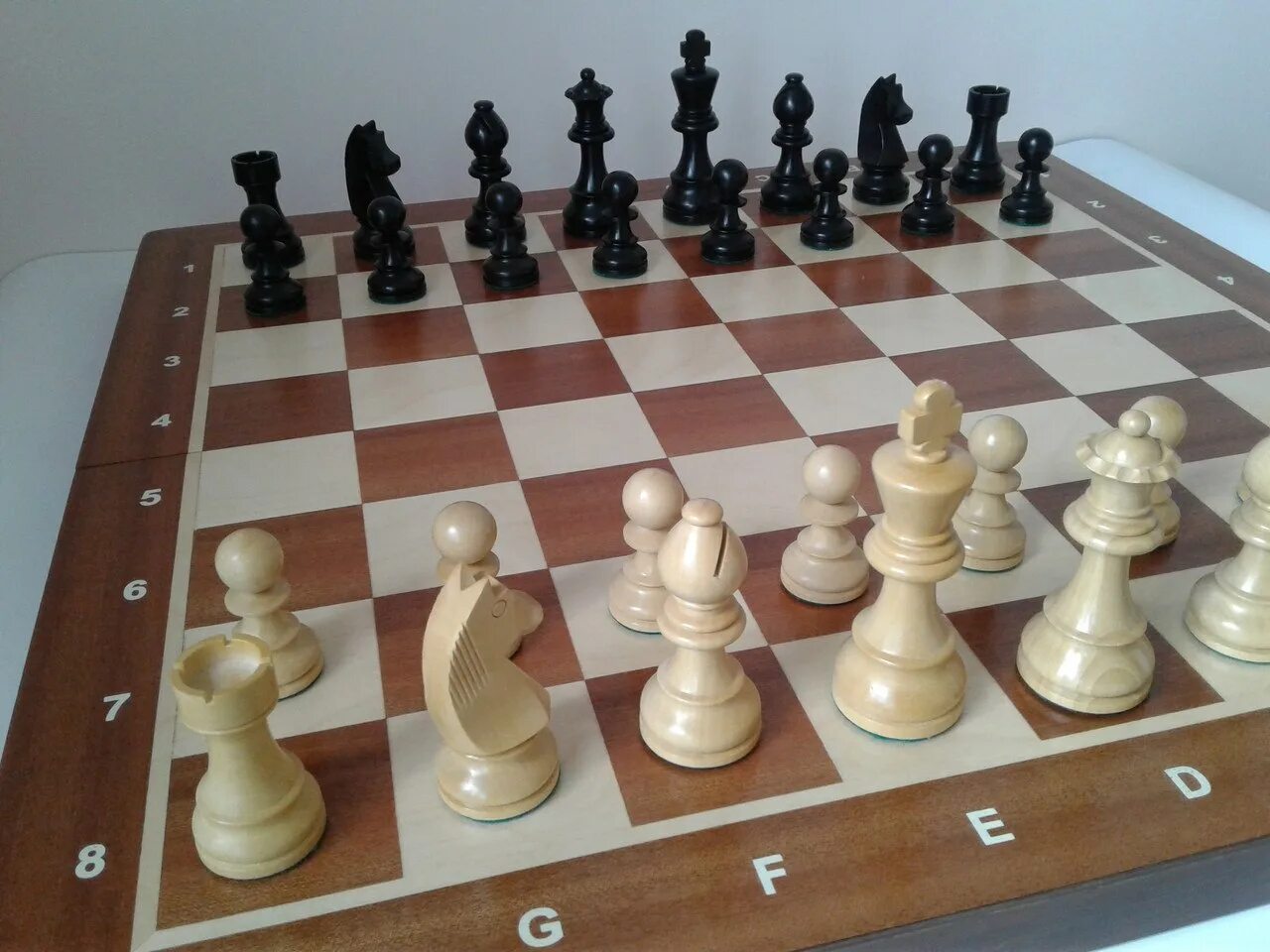 На шахматной доске 5 белых фигур. Расстановка шахмат. Правильная расстановка Шахма. Шахматы расстановка фигур. Расстановка шахматных фигур на доске.
