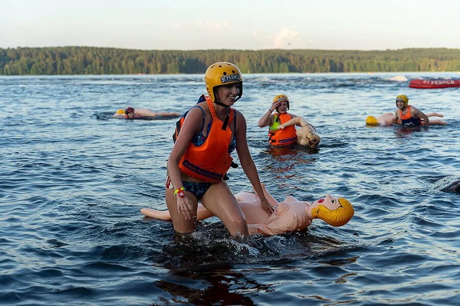 Bubble challenge. Сплав на надувных женщинах в лосево 2021. Bubble gum blowing. Бабл шутер челлендж. Бабл бабл челлендж.