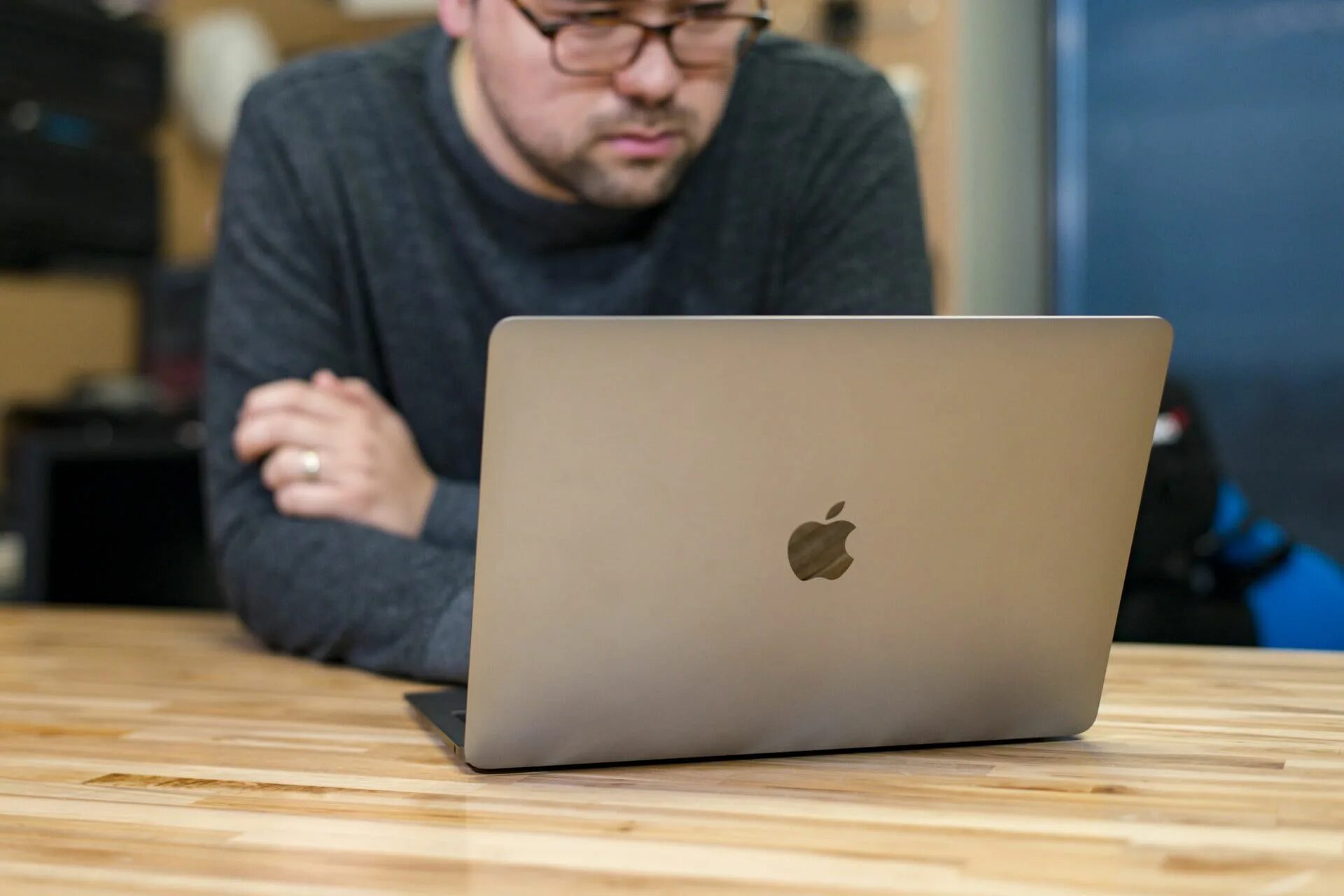 Данные макбук. Макбук человек. макбук 1. человек с macbook air. макбук фото с человеком.