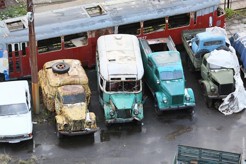 Можно сдать автобус. Кладбище автобусов в Москве. Кладбище машин в Москве. Списанные автомобили. Кладбище грузовиков.