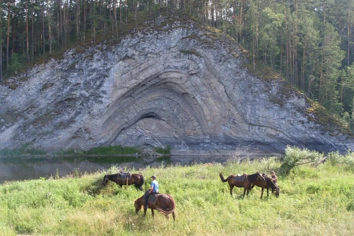 Под белорецком. Доменные ворота Белорецкий район. Башкирия, скала Доменные ворота. Арский камень Башкортостан. Арский камень Белорецк.