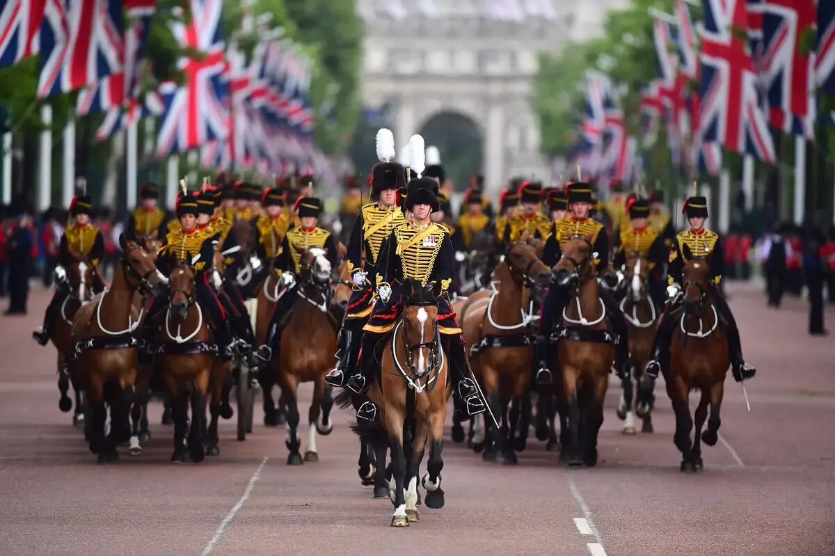 Trooping the Colour праздник. The Trooping of the Colour в Великобритании. Парад the Trooping the Colour. Праздник королевы Британии.