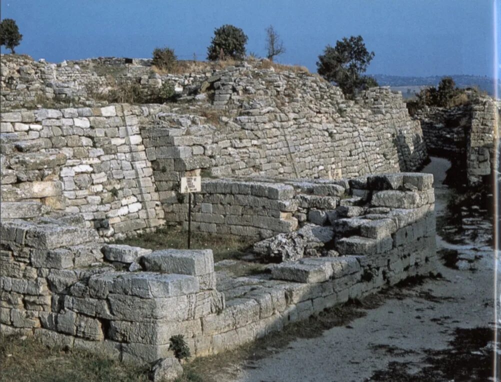 Город троя разрушен греками. Руины древней трои в турции. Древняя греция город пергам. Троя турция достопримечательности. Троя в каком году вышла.