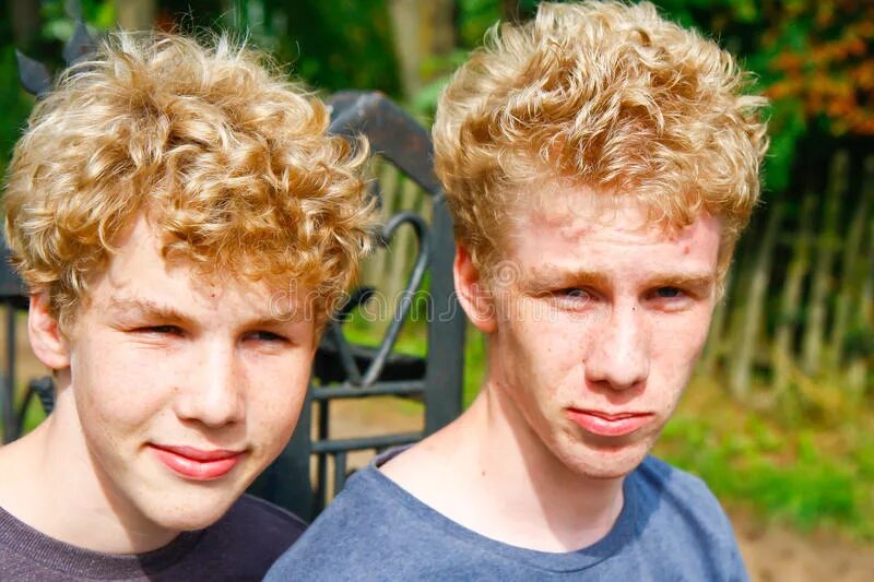 Молодой братишка. Two blonde brothers. Покажи моего молодого брата фото. Молодой сын йебëт тëтю.