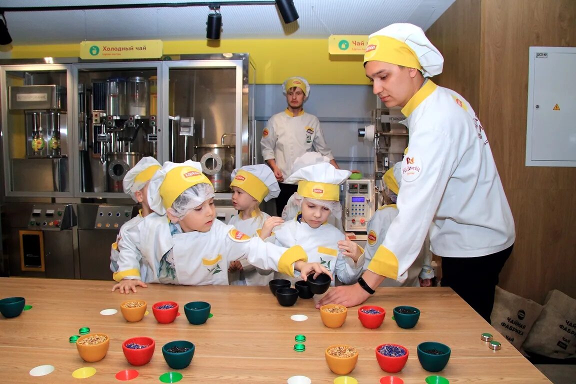 Город профессий москва кидзания. Кидзания город профессий в тц авиапарк. Kidzania в москве авиапарк. Кидзания профессии. Детские профессии.