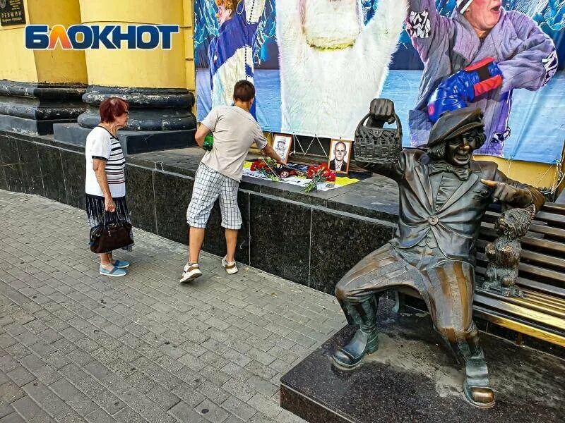 Вагнер мемориал в ростове. Мемориал чвк вагнера. Пригожину памятник вагнер. Памятник пригожину и уткину в краснодаре фото. Пригожин в ростове, танк возле цирка.