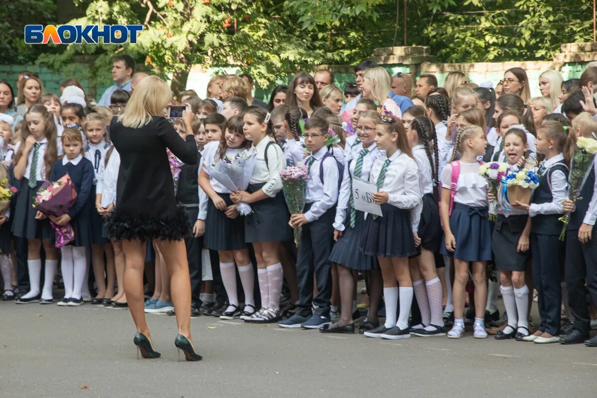 Школа 61 Воронеж. Школа 27 Воронеж. Воронеж школы ученики. Школьник Воронеж. Учебный год продлят