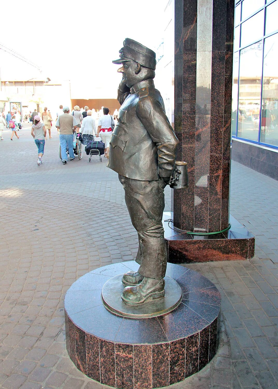 памятник солдату швейку в купчино. швейк санкт петербург. бравый солдат швейк купчино. швейк памятник купчино. памятник йозефу швейку.