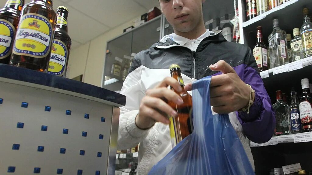 Несовершеннолетний продал. Несовершеннолетний в магазине. Что продают к пиву. Продажа алкоголя несовершеннолетним. Памятка о продаже алкоголя несовершеннолетним.