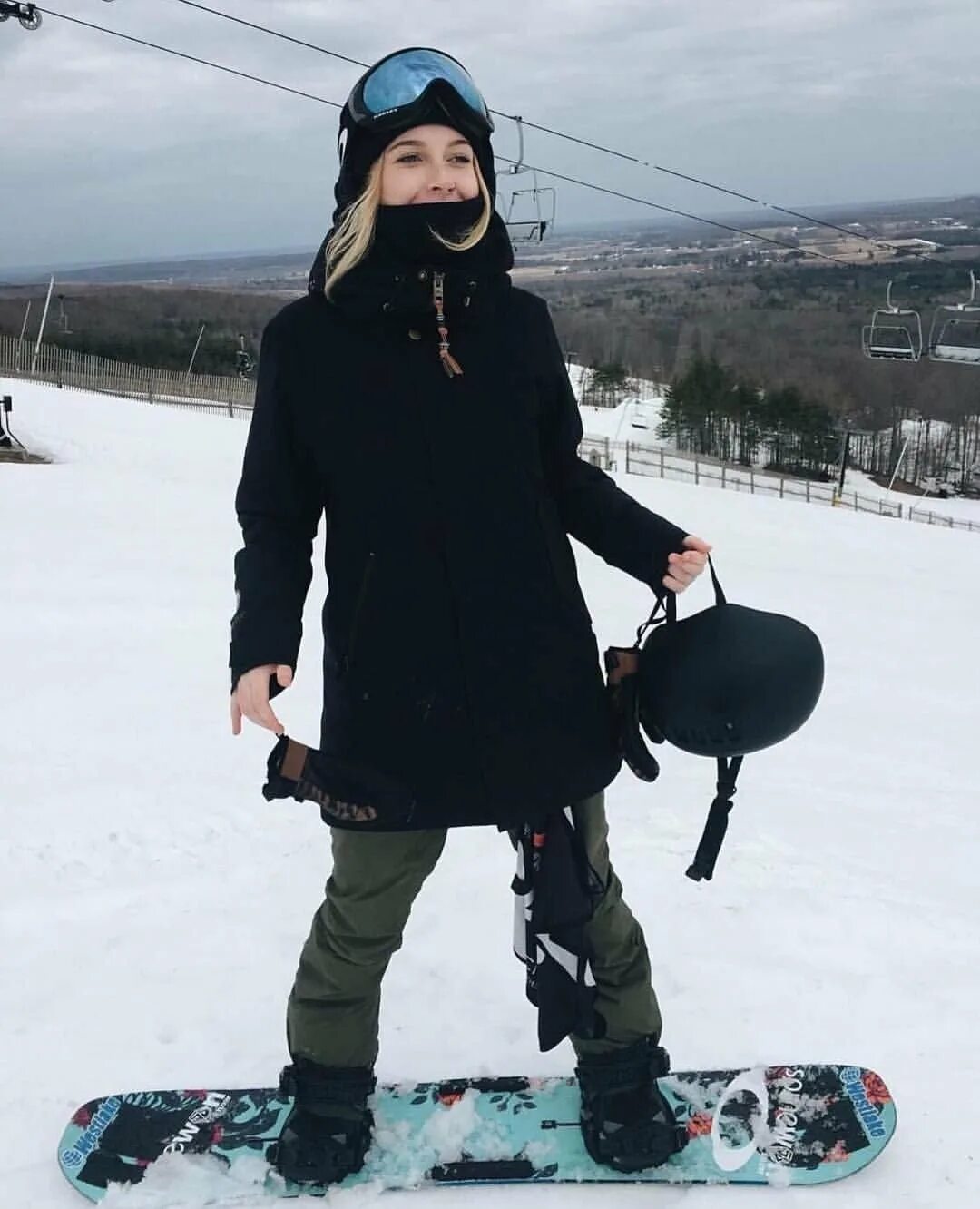 Стильная одежда для сноубордистов. Костюм для катания на сноуборде. Сноубордический костюм девушки. Одежда для сноубордистов. Сноуборд одежда черная