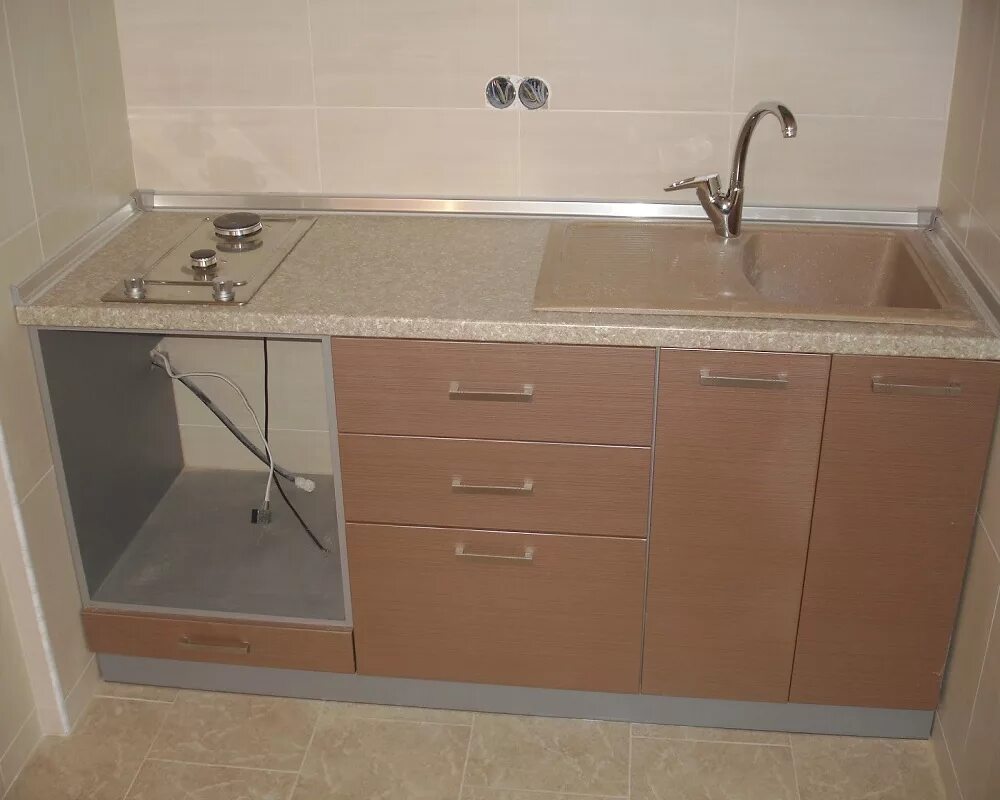 Между мойкой и. Розетка возле раковины на кухне. Стык между мойкой и столешницей. Плита рядом с мойкой на кухне. Мойка накладная 600х600 лубина 18.