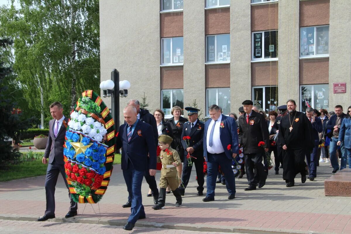 Новости валуйки последние свежие. Волоконовка. Прокуратура Борисовского района Белгородской области. Памятники в центре п. Волоконовка.