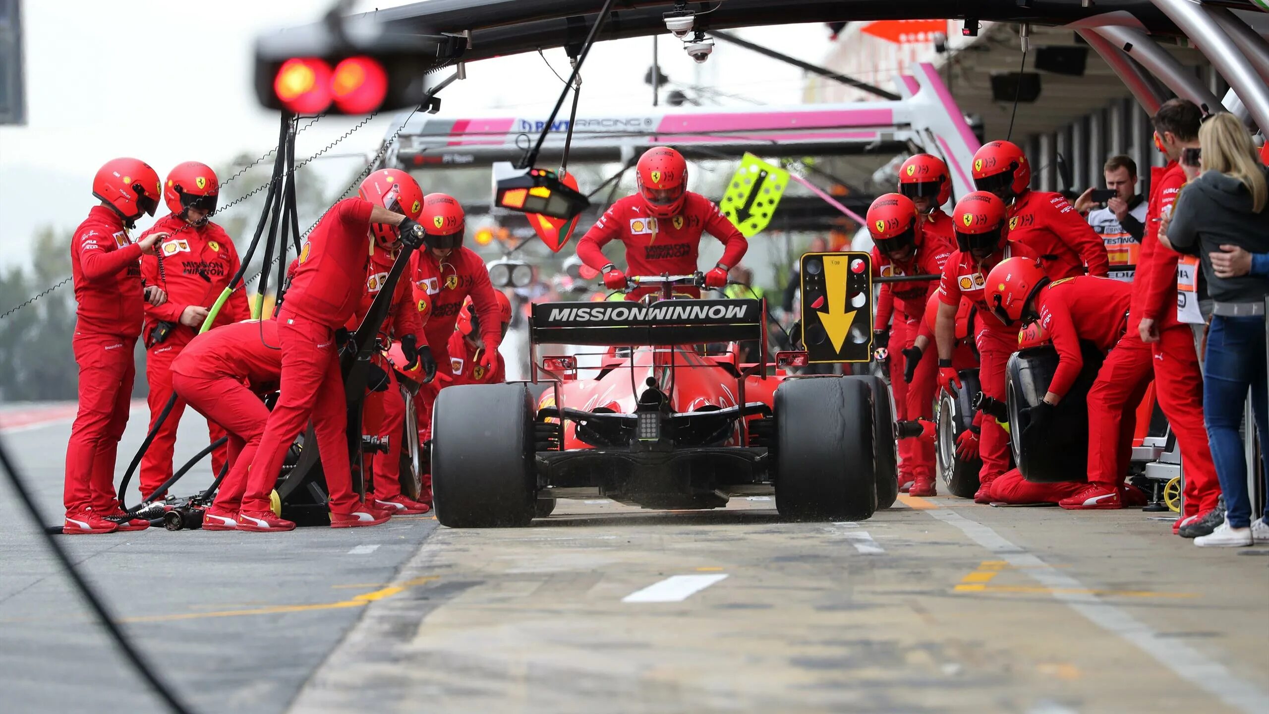 Техники формулы 1. Формула 1 пит стоп команда. Пит стоп f1. Ferrari f1 пит стоп. Ferrari Formula 1.