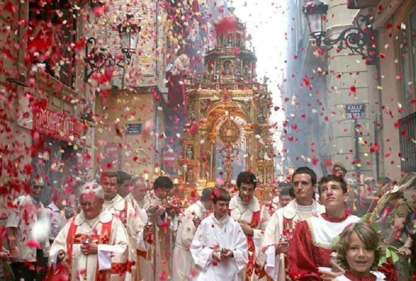 Празднество и праздник. Corpus christi праздник. католический праздник тела и крови христовых (corpus christi). празднование тела христа (corpus christi), испания.. праздник корпус кристи испания.