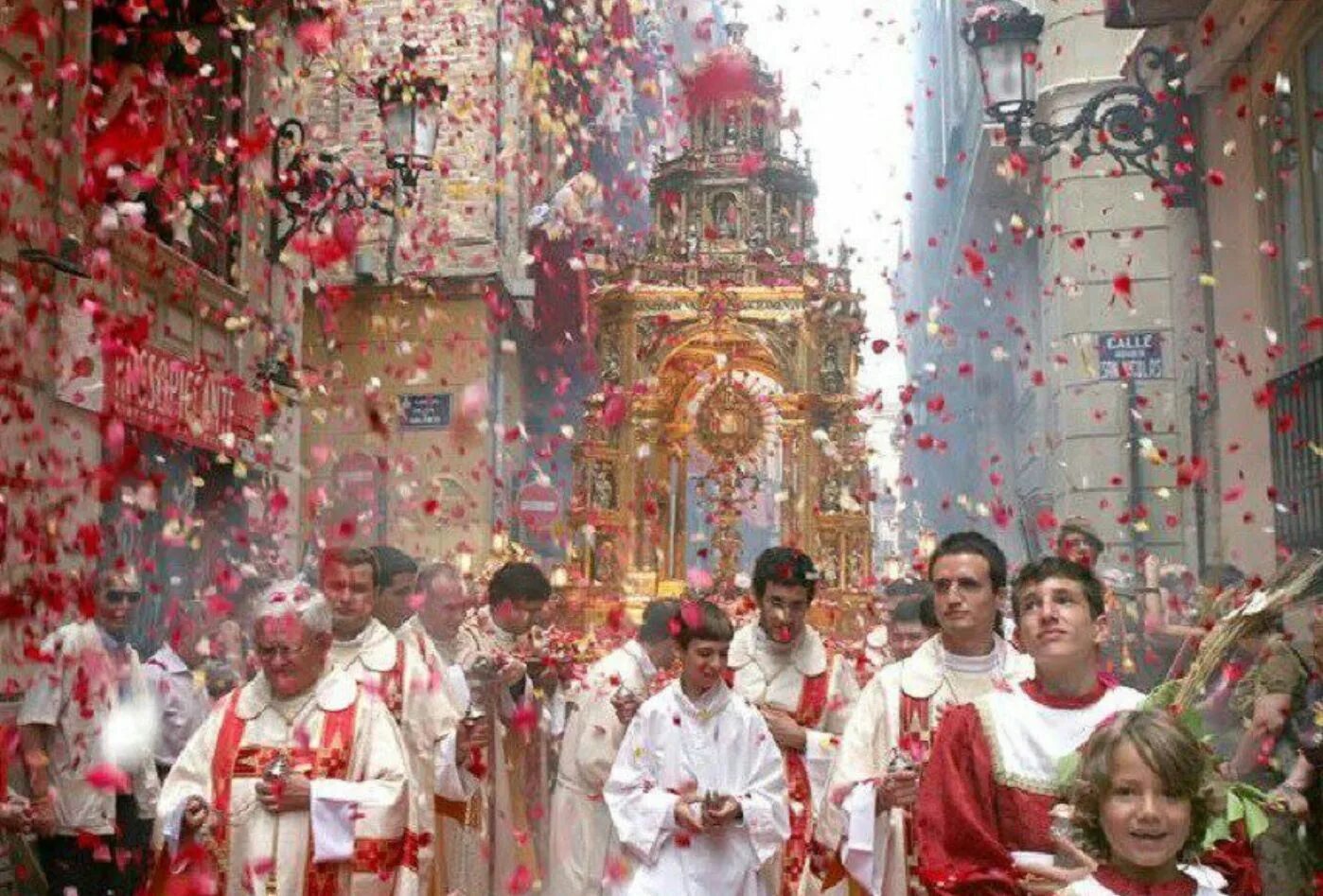 Corpus Christi праздник в Испании. Католический праздник тела и крови Христовых (Corpus Christi). Празднование тела Христа (Corpus Christi), Испания. Корпус Кристи праздник. Католический праздник православный