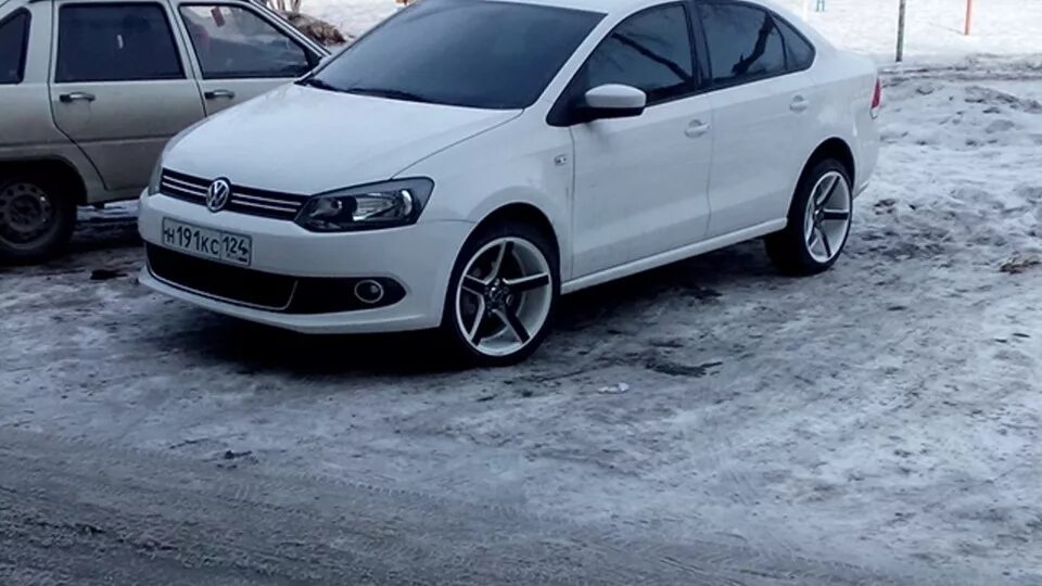 Фольксваген поло седан серебристый. Фольксваген поло r17. Поло лифтбек на р16. Разболтовка поло 2020. Сверловка поло.