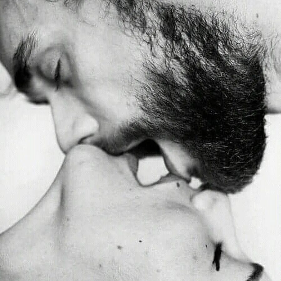 Страстные соседи. Поцелуй с бородатым мужчиной. Страстные поцелуи. Нежный поцелуй. Целовать мужчину.