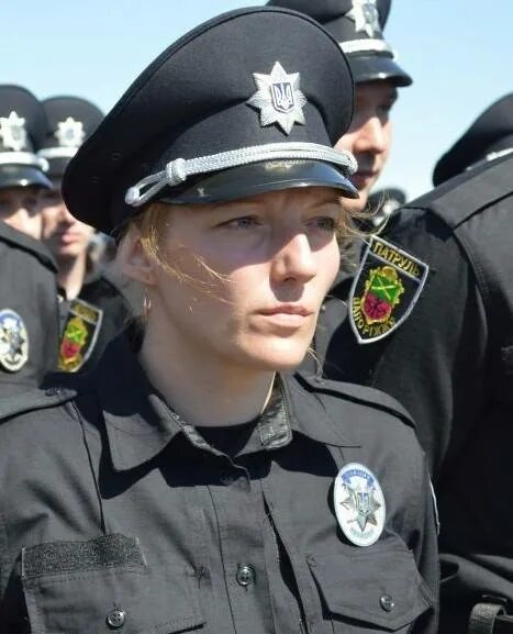 Полицейские в мариуполе 2022. Полицейский с собакой. Герои защитники вечный огонь. Новая полиция запорожья. Кривой рог патрульная полиция.