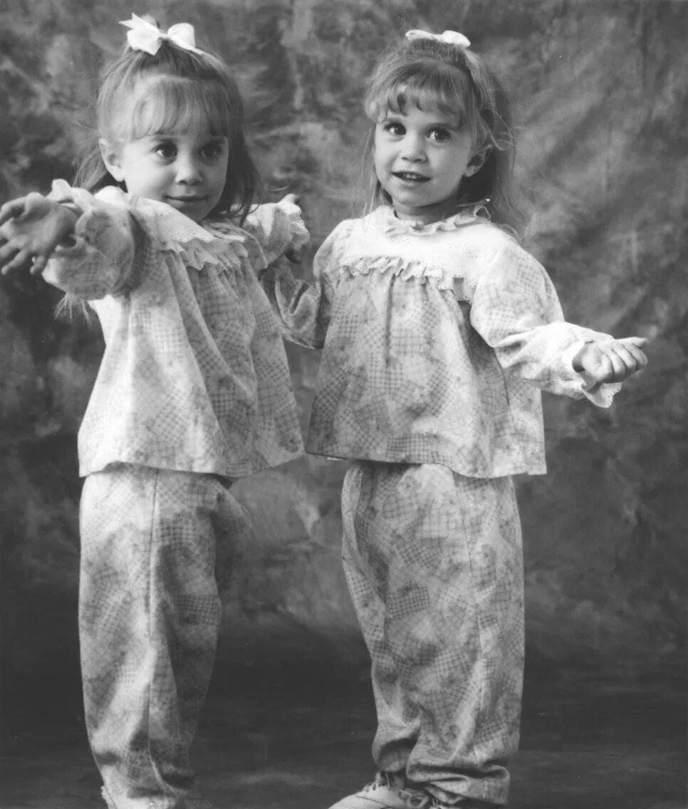 эшли олсен в детстве. сестры эшли олсен в детстве. сестры олсен в детстве. эшли олсен и мэри кейт олсен в детстве. мэри кейт и эшли олсен маленькие.