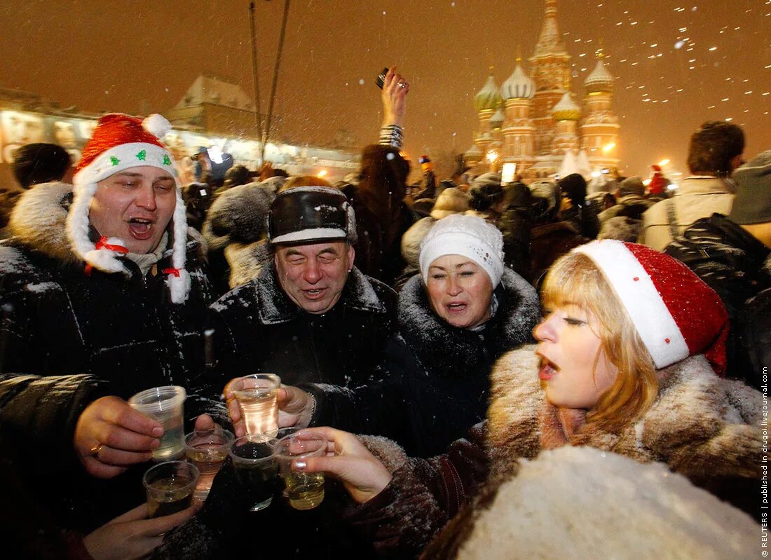 Почему новый год празднуют 31. Новый год в России люди. Россияне новый год. Русский новый год. Русский новый год празднование.