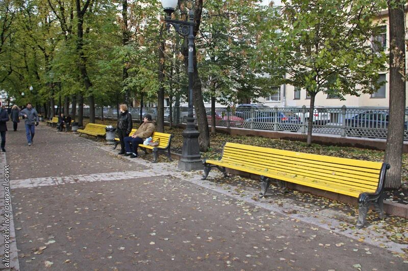 Лавочка на патриарших прудах. Скамейка воланда в москве на патриарших. Лавочка воланда на патриарших прудах. Воланд на патриарших прудах. Скамейка воланда на патриарших прудах.