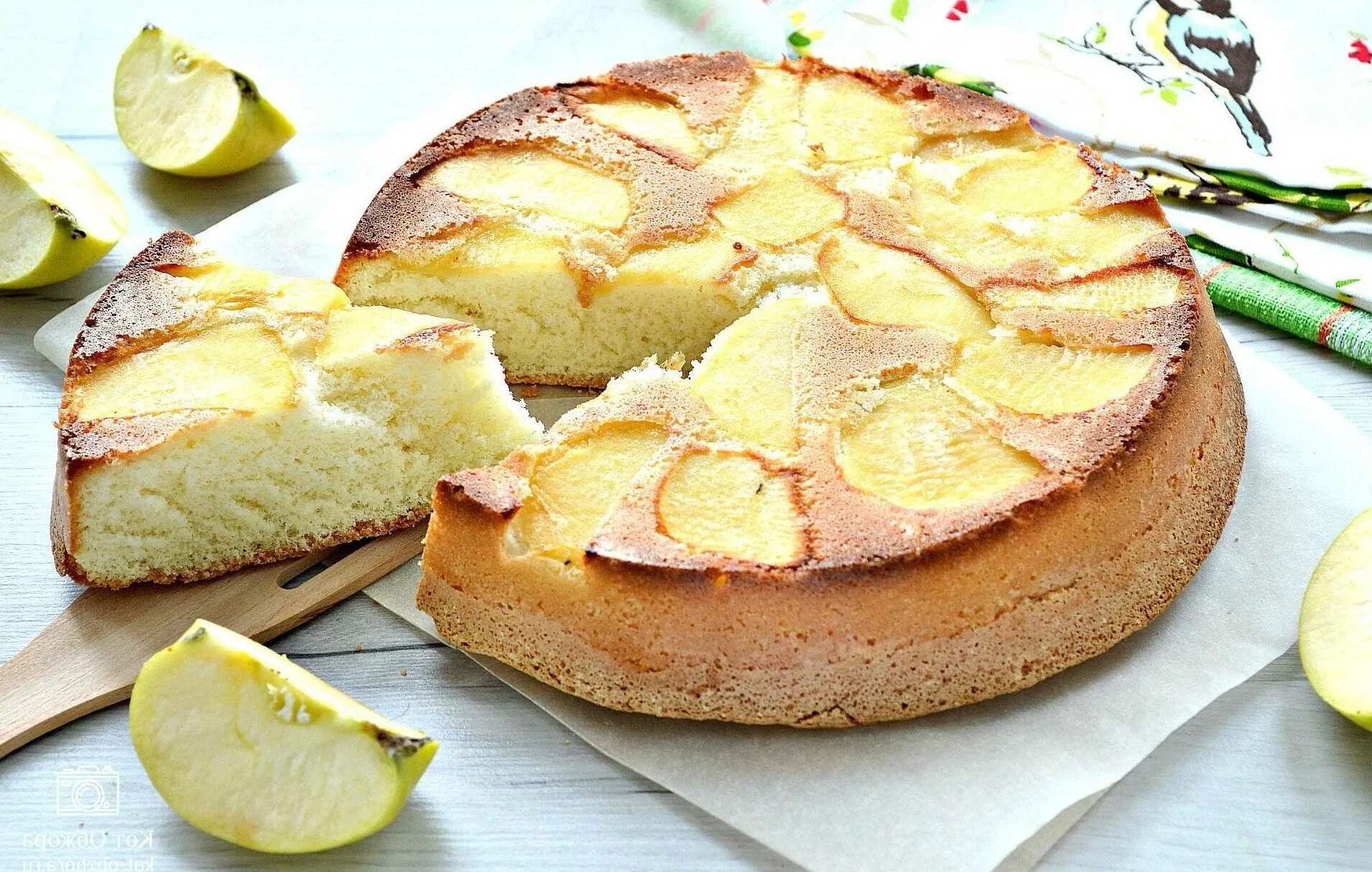 Простой пирог с яблоками в духовке самый. Шарлот яблочный. шарлотка с яблоками юлии высоцкой. королевская шарлотка.