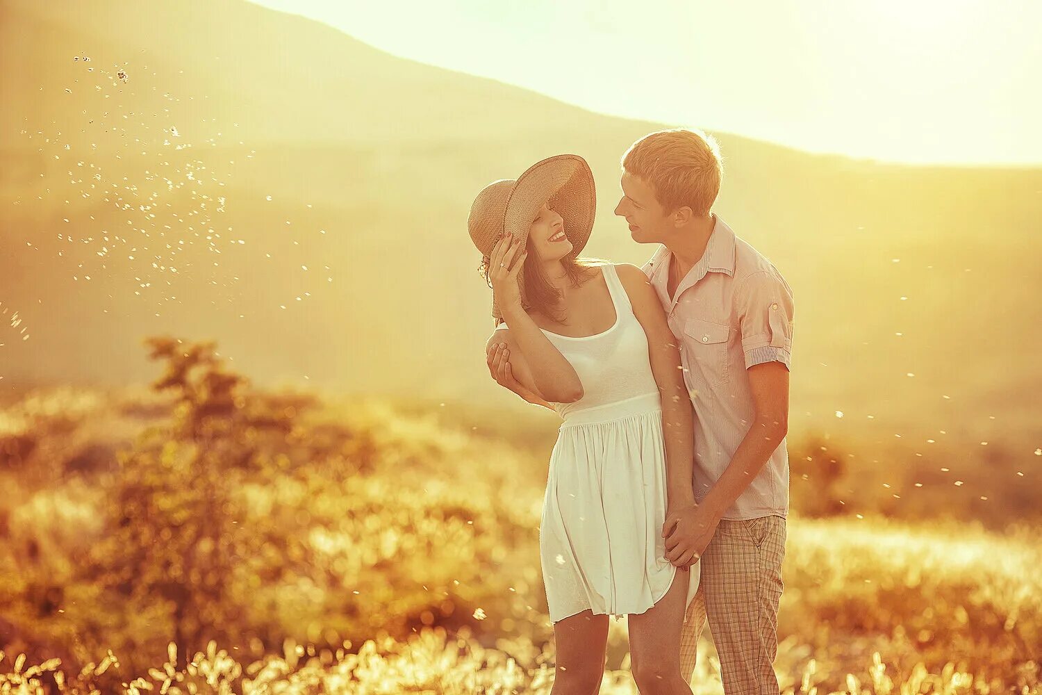 влюбленные в поле. я поля влюбленным постелю. слушать я поля влюбленным. я поля влюбленным. любовь и нежность.