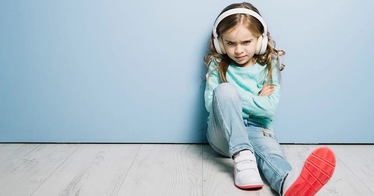 Фон дети z. Девочка сидит слушать. Девочка сидит слушать. Девушка на стуле. Девушка с наушниками.