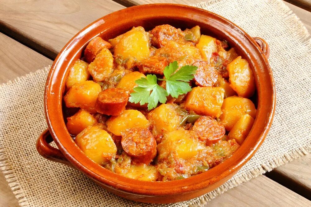 Грибы с картошкой тушеные в горшочке