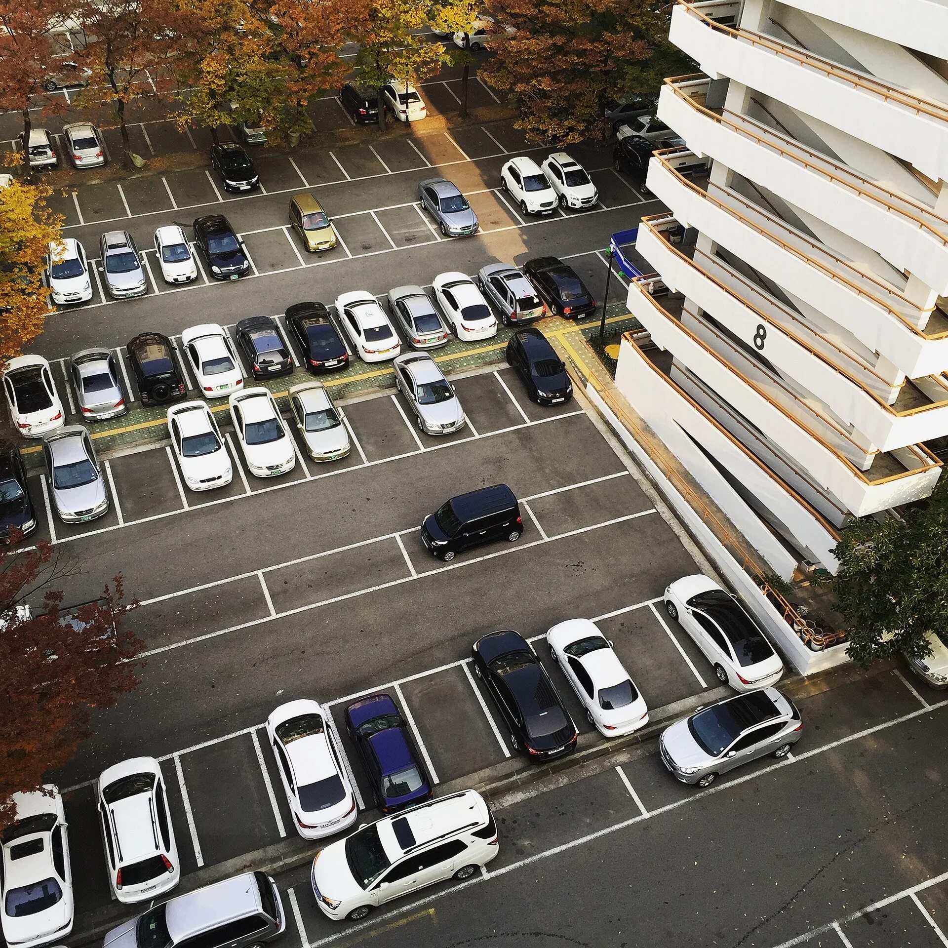 City parking building. Парковка. Машина в паркинге. Стоянка автомобилей. Плоскостная парковка.