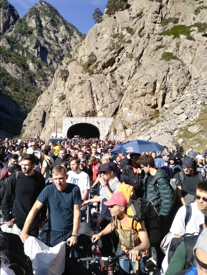 герои штурма верхнего ларса. штурм верхнего ларса. верхний ларс. очередь в грузию. камеры край земли верхний ларс.