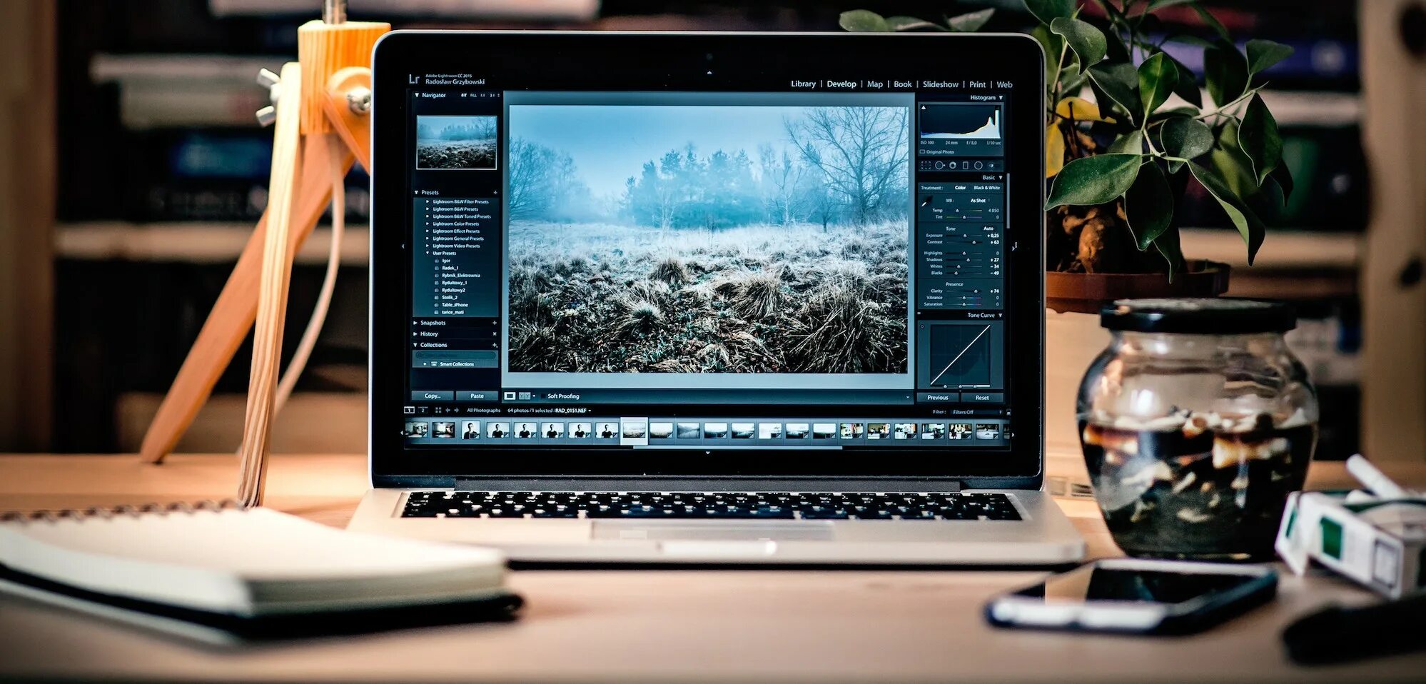 Студент с ноутбуком. Like computers. Unit 4 finance and business reading. Бизнесмен с компьютером. Рука из компьютера.