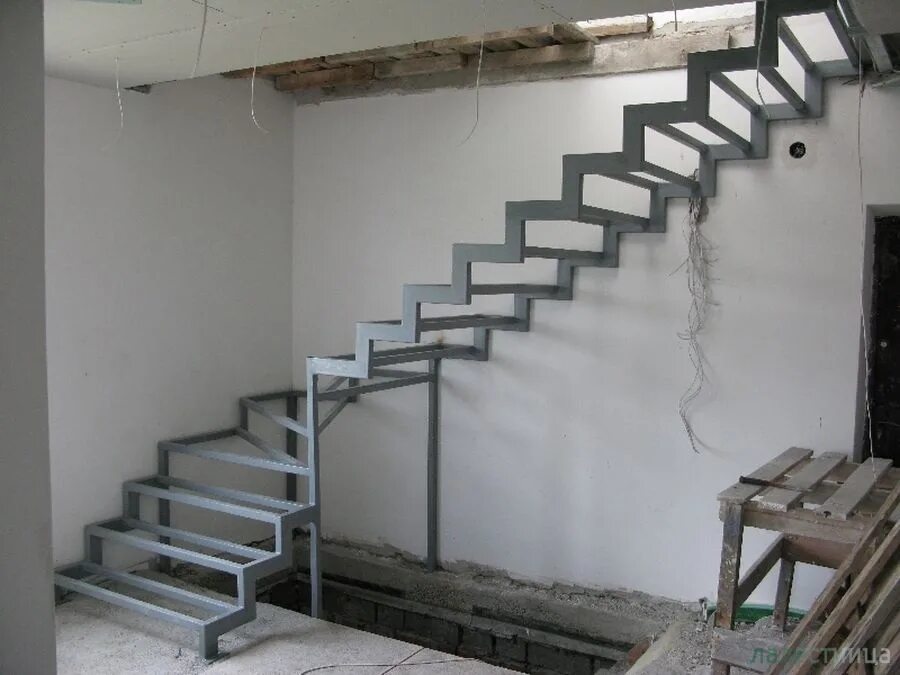 Лестница металл 40на40. Лестница на второй этаж металлический каркас с забежными ступенями. Лестница из швеллера с забежными ступенями. Косоур из швеллера для лестницы.