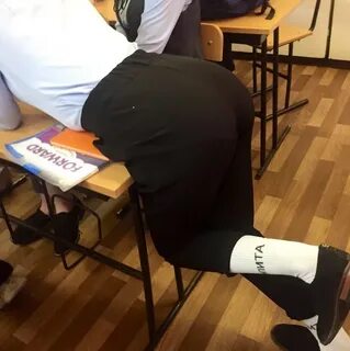 Учительница шлепает ученицу