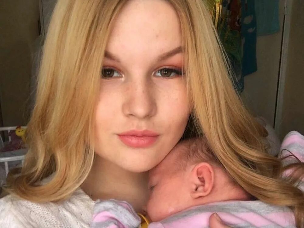 Саша и Алена беременна в 16 Криводановка. Sister 16