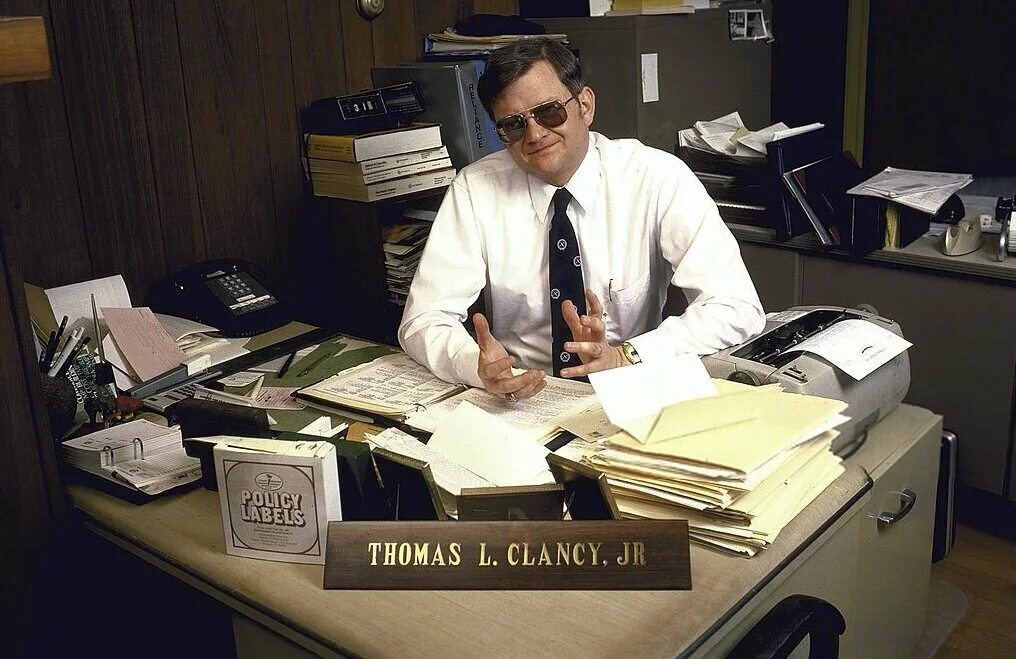 Произведения тома клэнси. Том Клэнси. Том Клэнси фото. Tom Clancy's writer. Tom Clancy’s красный октябрь.