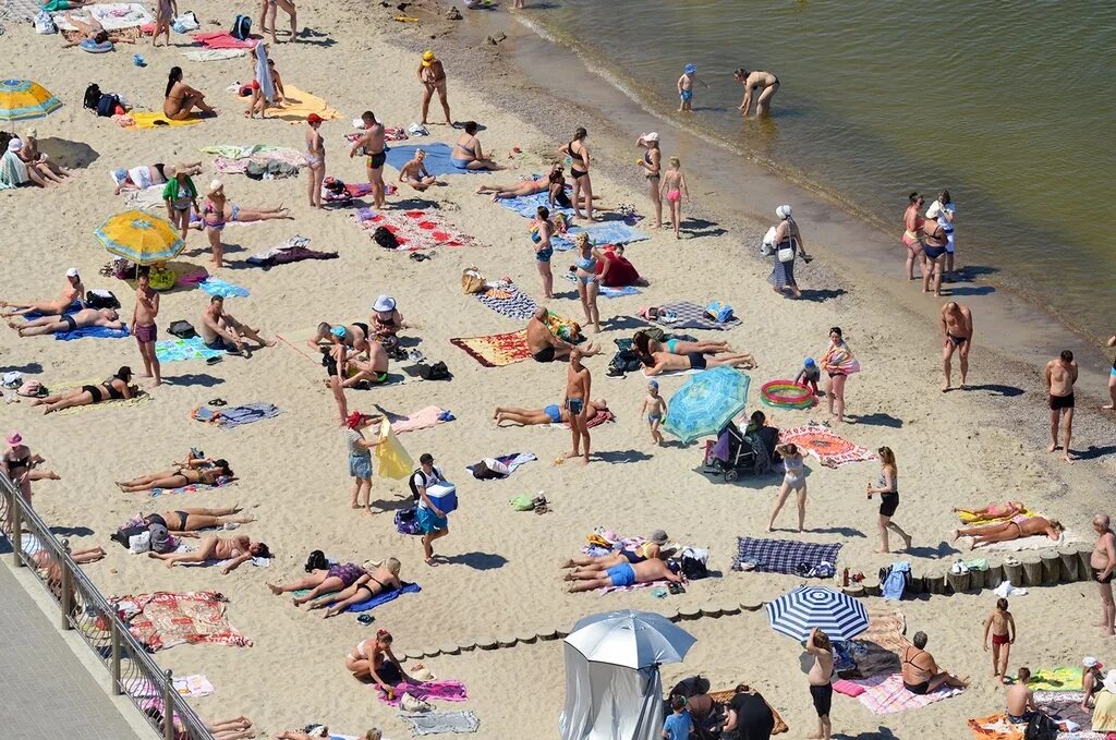 Температура воды моря зеленоградск. Пляж в Зеленоградске Калининградской области 2021. Светлогорск Калининградская область пляж 2021. Зеленоградск пляж 2021. Калининград Зеленоградск пляж.