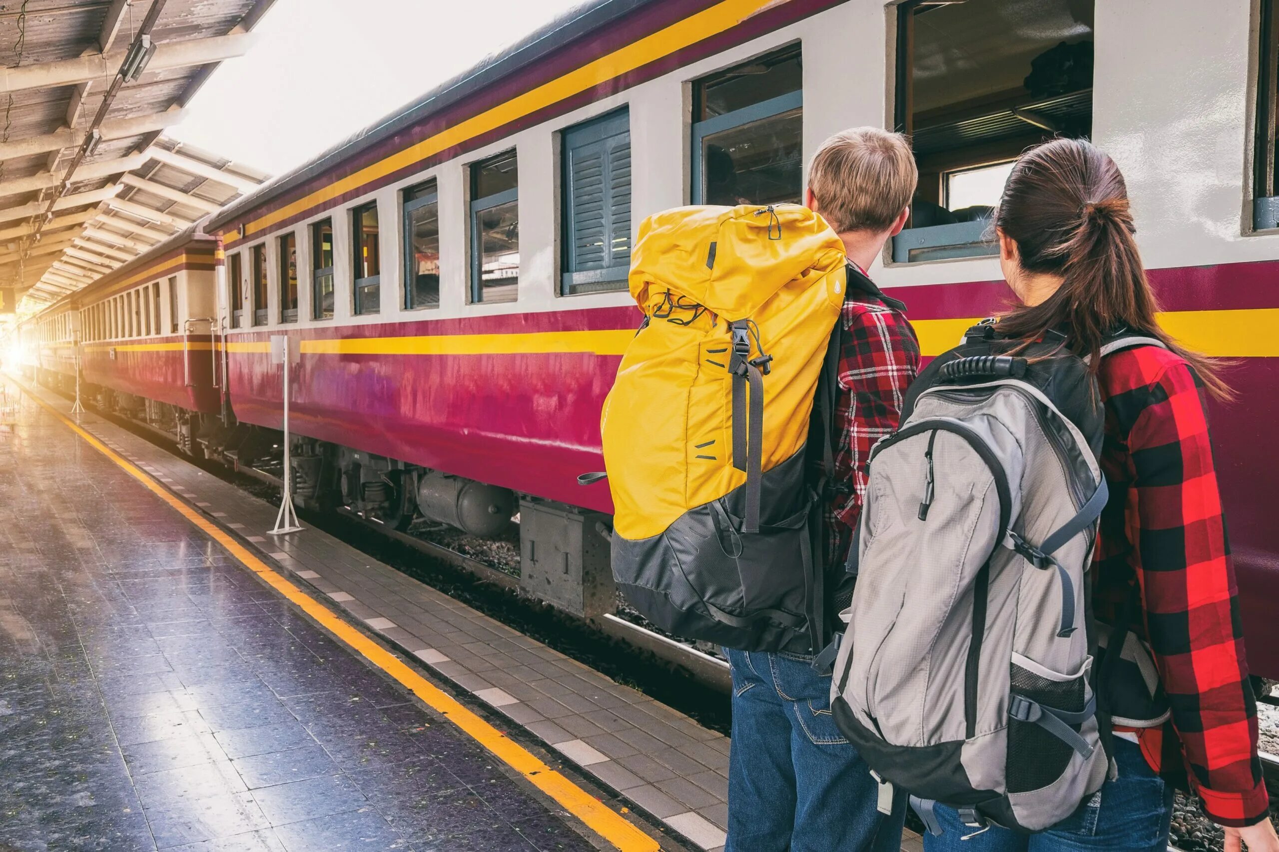 Туристический поезд. People travel by train and by car. Путешествие на поезде. People travel by train and by car. People travel by train and by car.