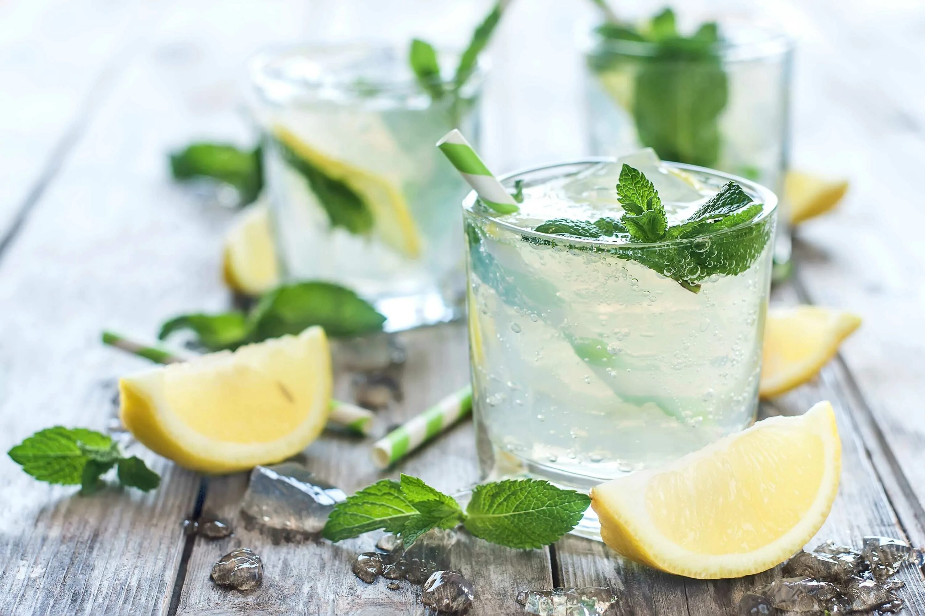 Вода с лимоном в ресторане. Лимонад Lemon мята. Мята Мохито. Mint Mojito напиток. Лимонный Мохито.