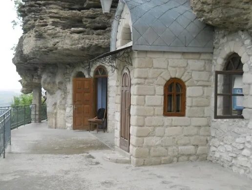 Галицкий монастырь. Церковь пантелеймона около галича. Свято-николаевский монастырь черновицкая область. Церковь святого пантелеймона галицко волынское княжество. Скальный непоротовский николаевский монастырь.