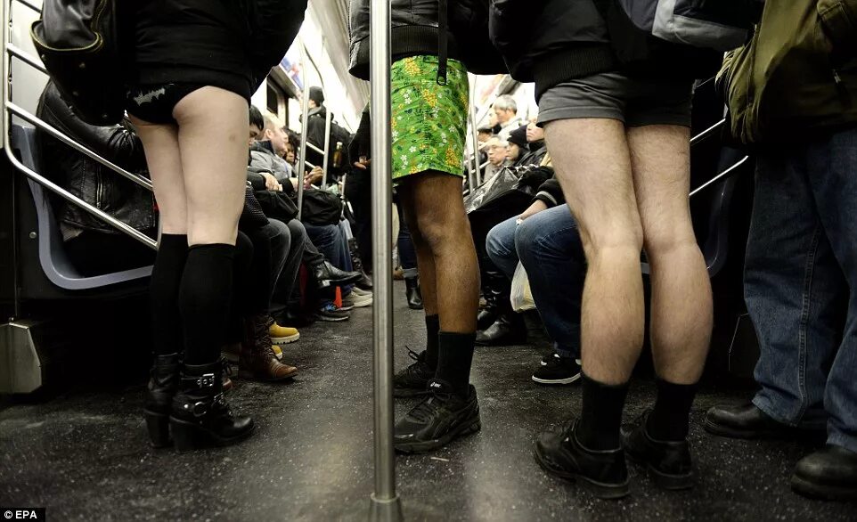 Нью Йорк метро без штанов. No Pants Subway Ride Москва. День без штанов в Нью-Йорке.