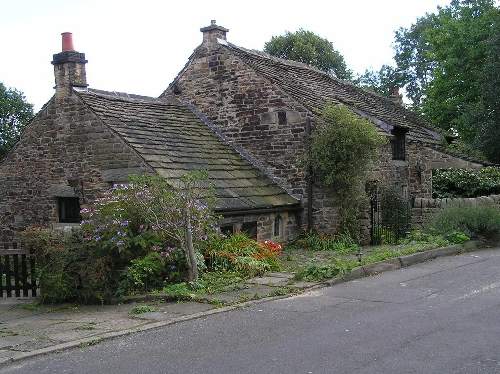 Village на английском. Английская деревня. Английская деревня лагерь. Английская деревня 1950. Пирамида в английской деревне.