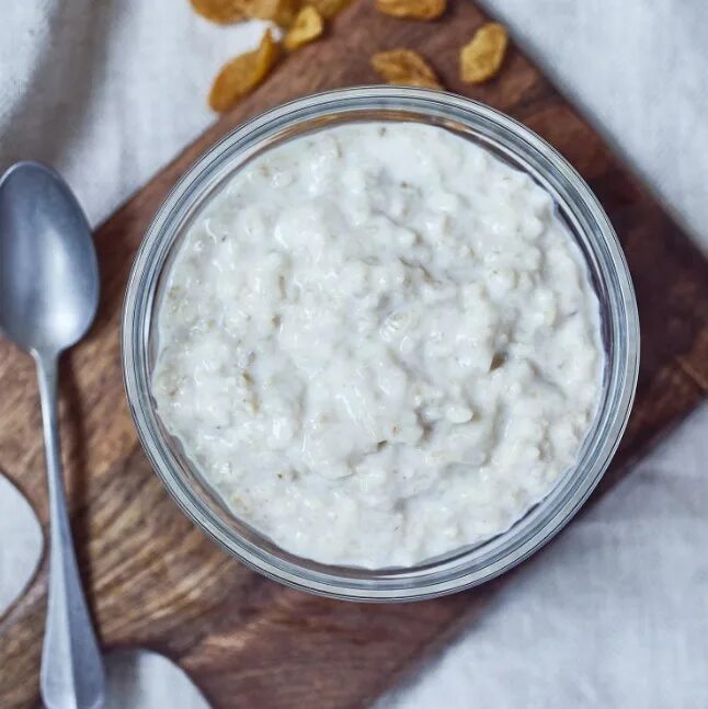 Овсяная каша с кокосовым молоком. Овсянка на кокосовом молоке. Кокосовая овсянка. Кокосовая овсянка. Овсяная каша с кокосовой стружкой.