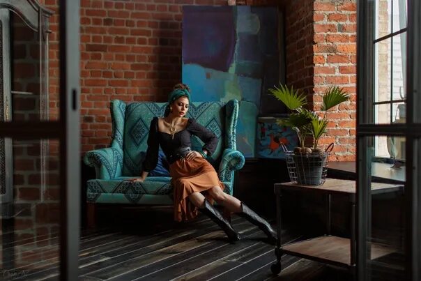 Фотостудия веретено лофт. Студия веретено. Прялка в избе. Студия веретено спб. Студия веретено.