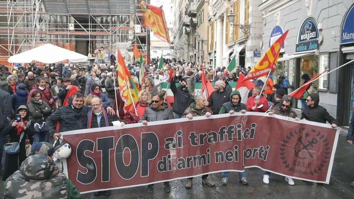 Италия против россии. Протесты в Италии. Митинги в Италии. Митинг в Италии в поддержку России. Протесты в Италии в поддержку России.