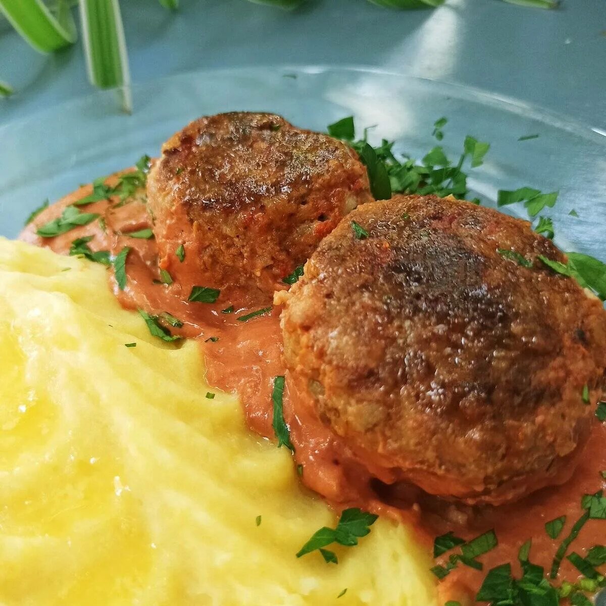 Мясной фарш пюре. Тефтели котирма. тефтели с рисом с подливкой. тефтели жаркоп. тефтели с картофельным пюре.