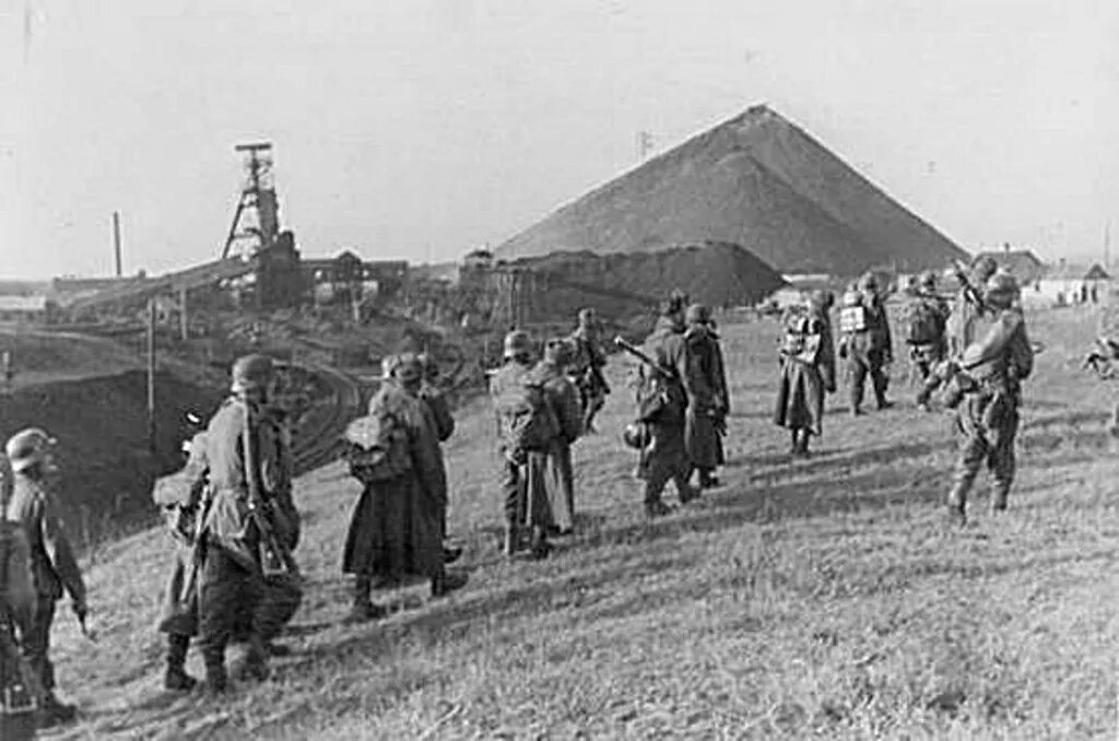 Бой за город сталино 1941. Освобождение донецка в 1943 году. Донбасс 1943 год. Бои за донбасс 1943 год. Донбасс вов.