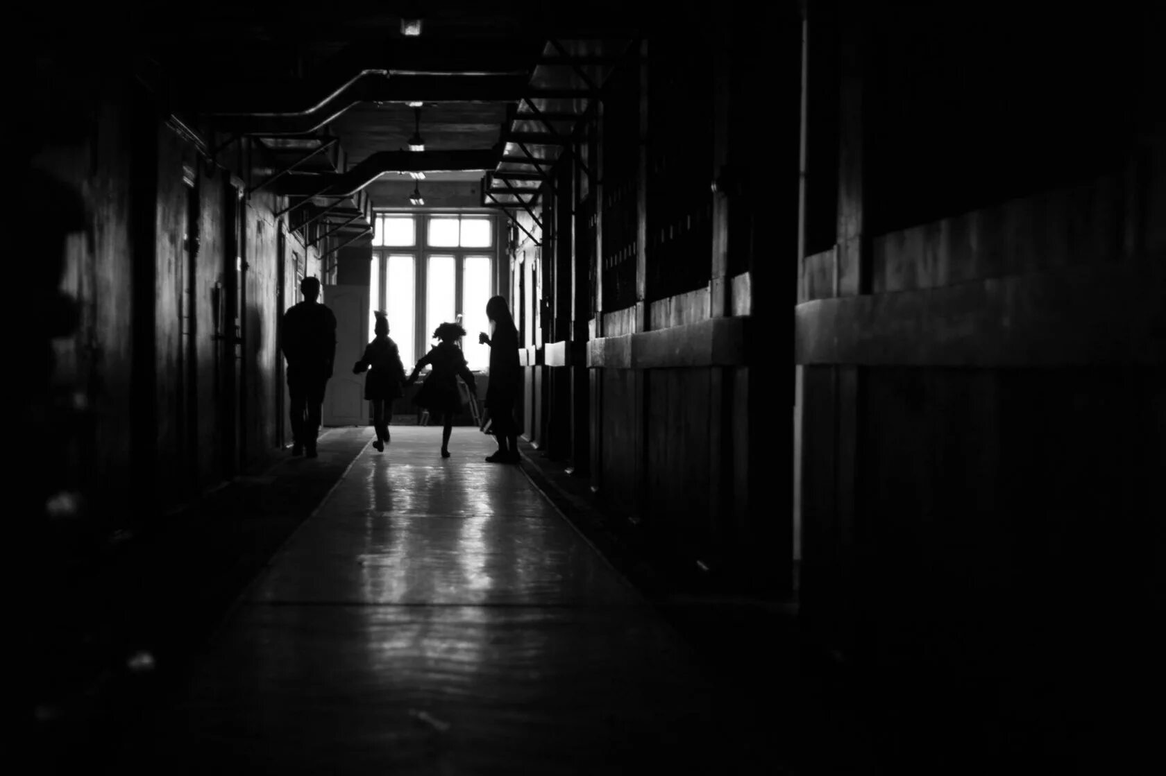 Urban hallway portrait. Человек в темном коридоре. Девочка в темном коридоре. Девушка бежит по темному коридору. Человек в темном коридоре.